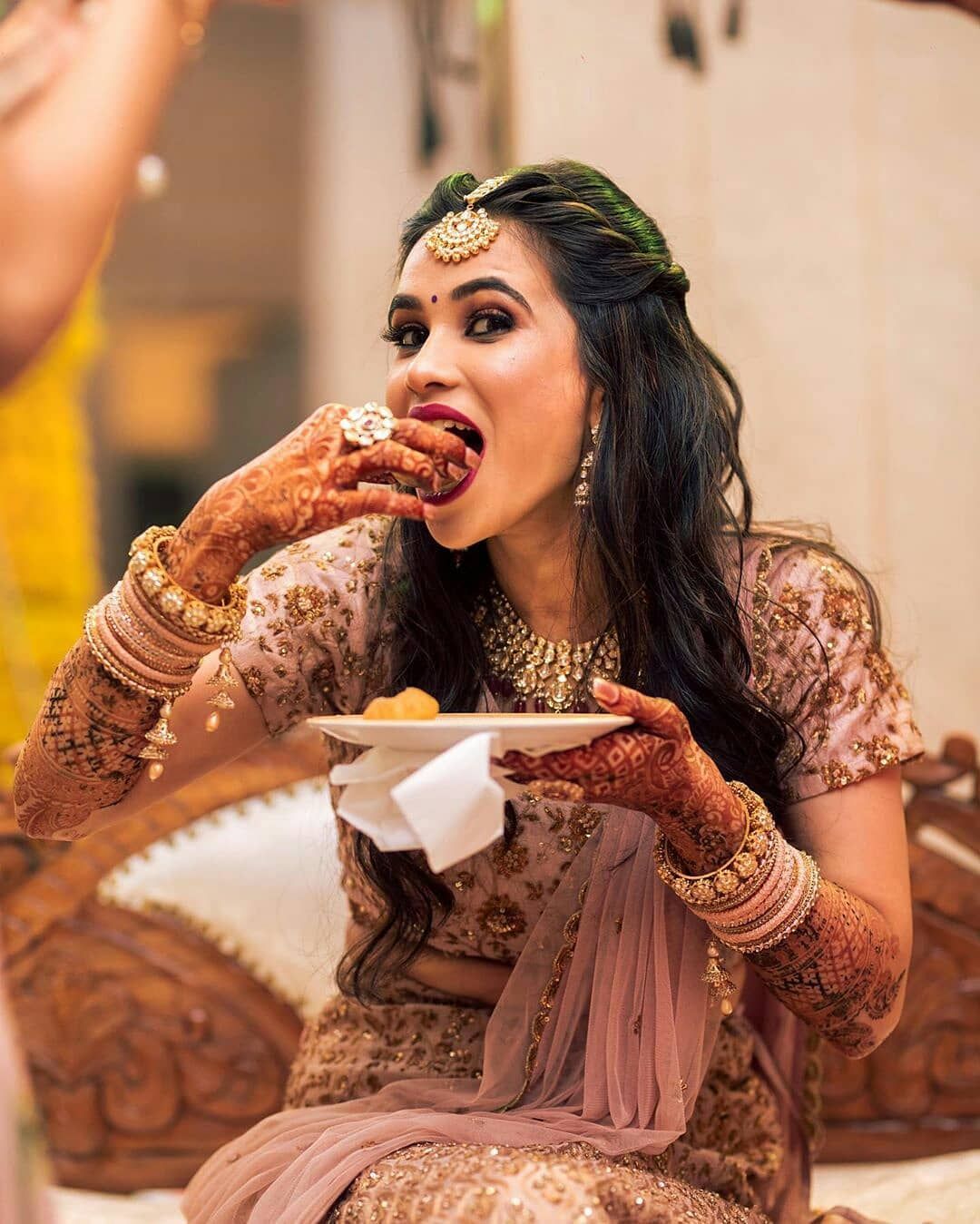 Cool Bridal Wedding Shoot Poses- foodie bride