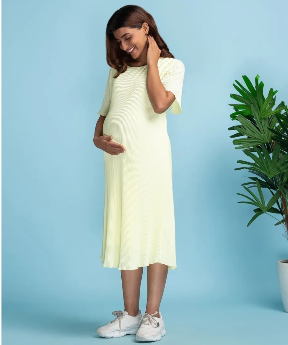 Outfit Ideas for Maternity Photoshoot (10)Over-Sized Knee Length Dress -