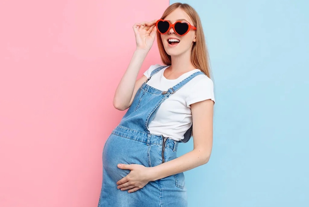 Denim romper - Outfit Ideas for Maternity Photoshoot (2)